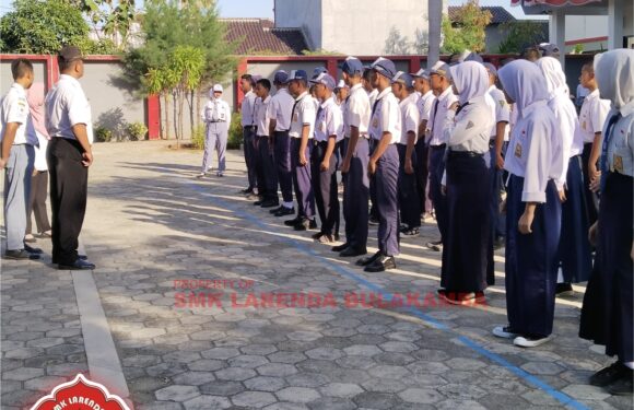 Upacara Pengibaran Bendera Hari Senin