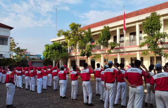 Pengibaran Bendera Pagi di SMK Larenda Bulakamba