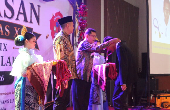 Wisuda Penuh Makna Angkatan IX SMK Larenda Bulakamba